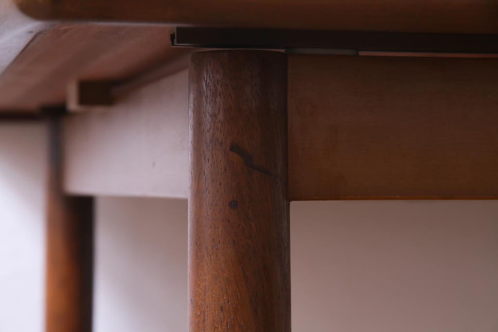 ヴィンテージ家具　北欧ビンテージ　緻密な木肌が美しいチーク材製エクステンションテーブル(ダイニングテーブル)