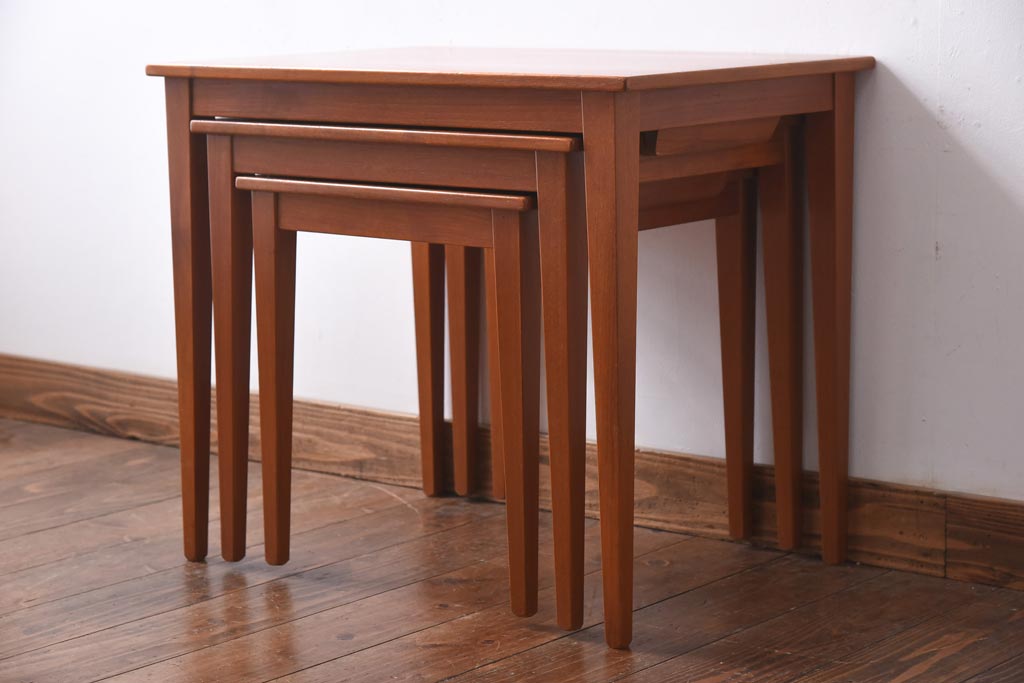ヴィンテージ家具　北欧ビンテージ　チーク材　ナチュラルモダンなネストテーブル(サイドテーブル、カフェテーブル)