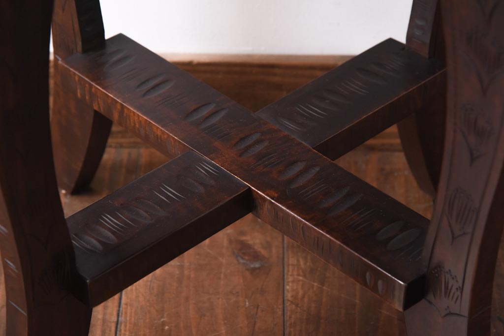 中古　伝統工芸　軽井沢彫り　細身の背もたれが特徴的なダイニングチェア(椅子)(1)