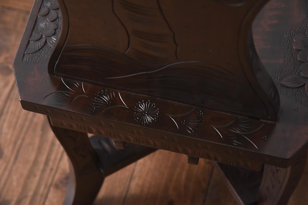 中古　伝統工芸　軽井沢彫り　細身の背もたれが特徴的なダイニングチェア(椅子)