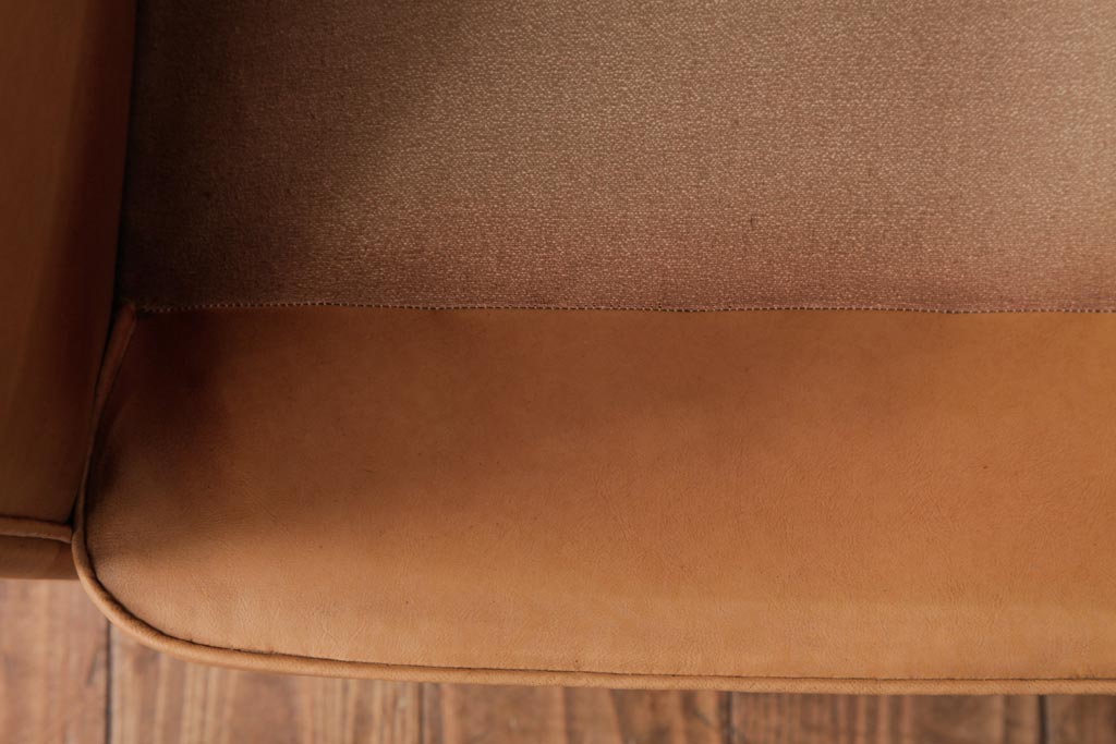 ヴィンテージ家具　フランスビンテージ　キャメル色がおしゃれなシングルソファ(1人掛けソファ)