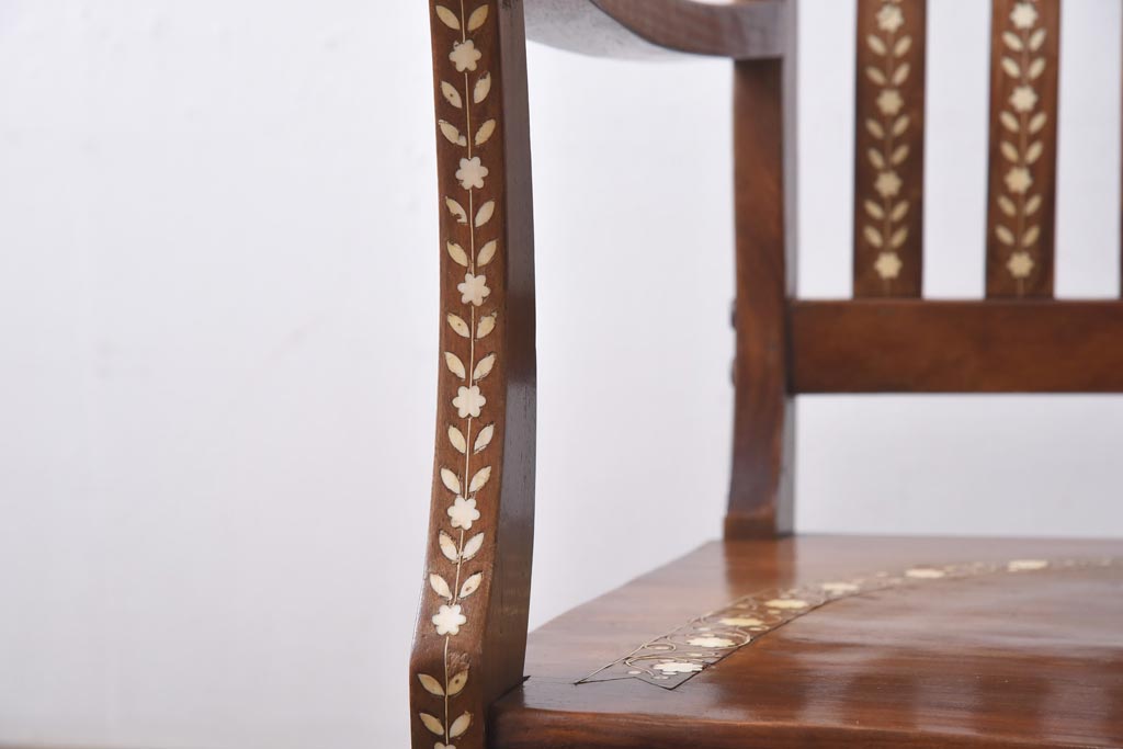 ヴィンテージ家具　スペインビンテージ　花模様の象嵌が可愛らしいどっしりとしたロッキングチェア(椅子)