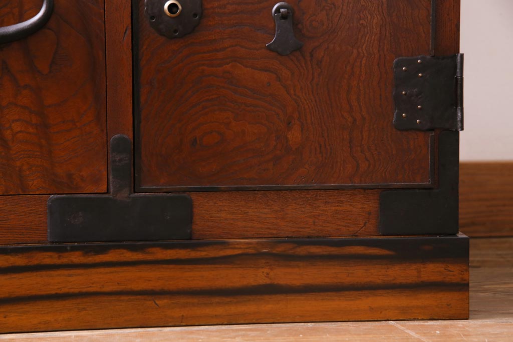 アンティーク家具　上手物!　前面ケヤキ玉杢材　黒柿材　漆塗り　三方ケヤキの高級重ね箪笥(和タンス、引き出し)