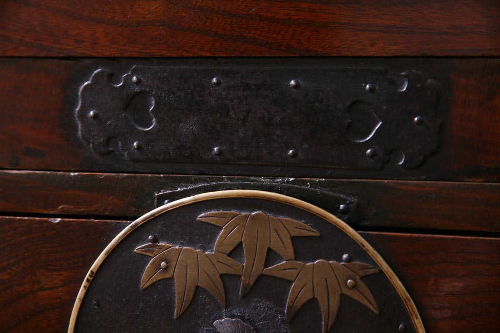 アンティーク家具　和製アンティーク　前面ケヤキ材　鳥モチーフの金具が可愛らしい重ね二本松箪笥(引き出し、衣装箪笥)