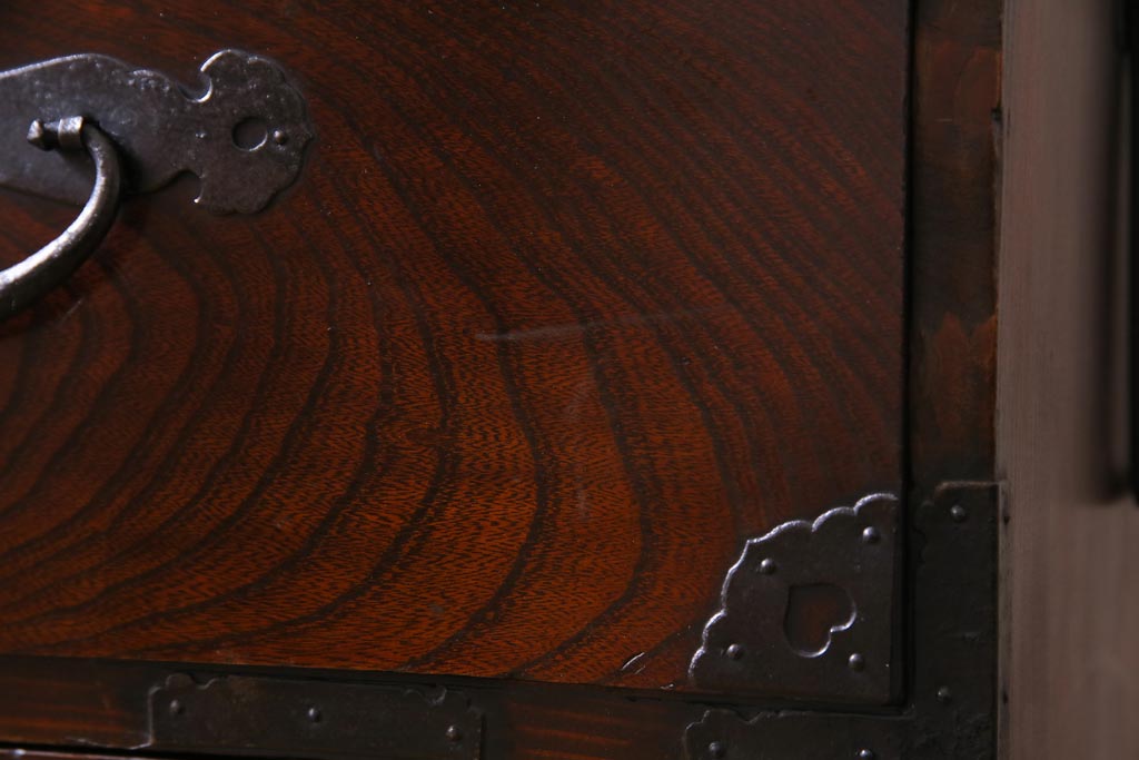 アンティーク家具　和製アンティーク　前面ケヤキ材　鳥モチーフの金具が可愛らしい重ね二本松箪笥(引き出し、衣装箪笥)