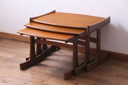 中古　国産品　天板一枚板!　モンキーポッド材　金褐色と木目が目を引くダイニングテーブル(作業台)