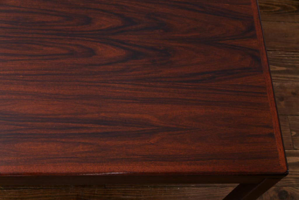 ヴィンテージ家具　北欧ビンテージ　ノルウェー　ローズウッド材　落ち着きのある佇まいのセンターテーブル