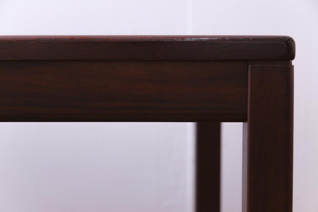 ヴィンテージ家具　北欧ビンテージ　ノルウェー　ローズウッド材　落ち着きのある佇まいのセンターテーブル