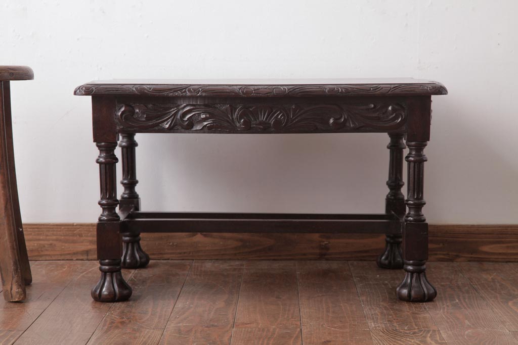 アンティーク家具　イギリスアンティーク　マホガニー材　レリーフなどの凝った意匠が目を引くセンターテーブル(ローテーブル)