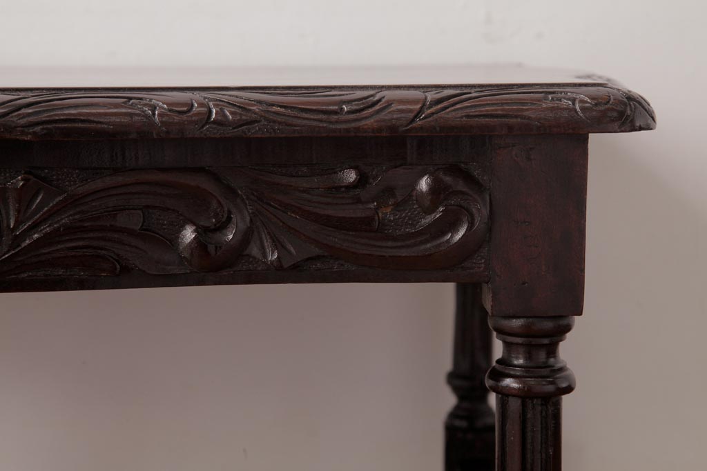 アンティーク家具　イギリスアンティーク　マホガニー材　レリーフなどの凝った意匠が目を引くセンターテーブル(ローテーブル)