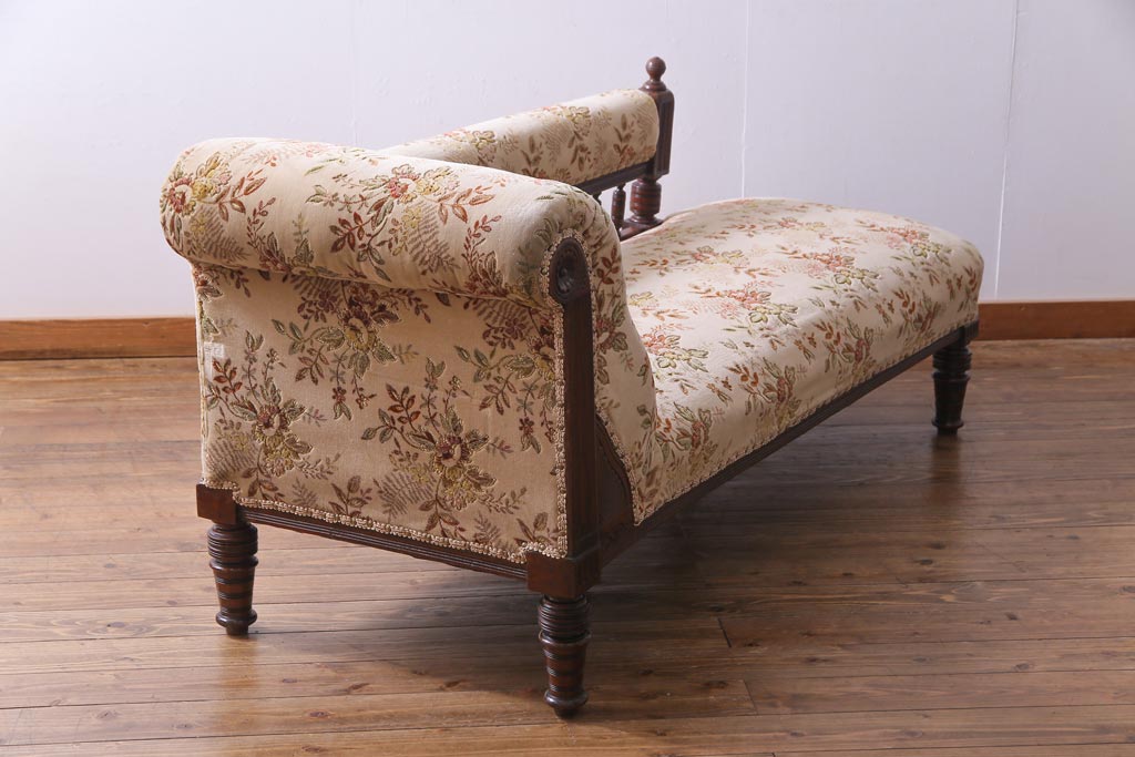 アンティーク家具　イギリスアンティーク　ウォールナット　上品で優しげな雰囲気が漂うシェーズロング(長椅子、ソファ、カウチソファ)