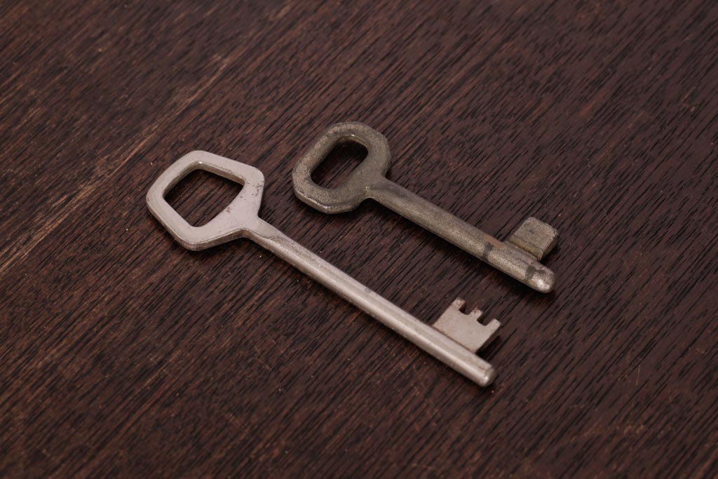 アンティーク雑貨　フランスアンティーク　角ばったデザインが素敵なキー2本セット(鍵、カギ)