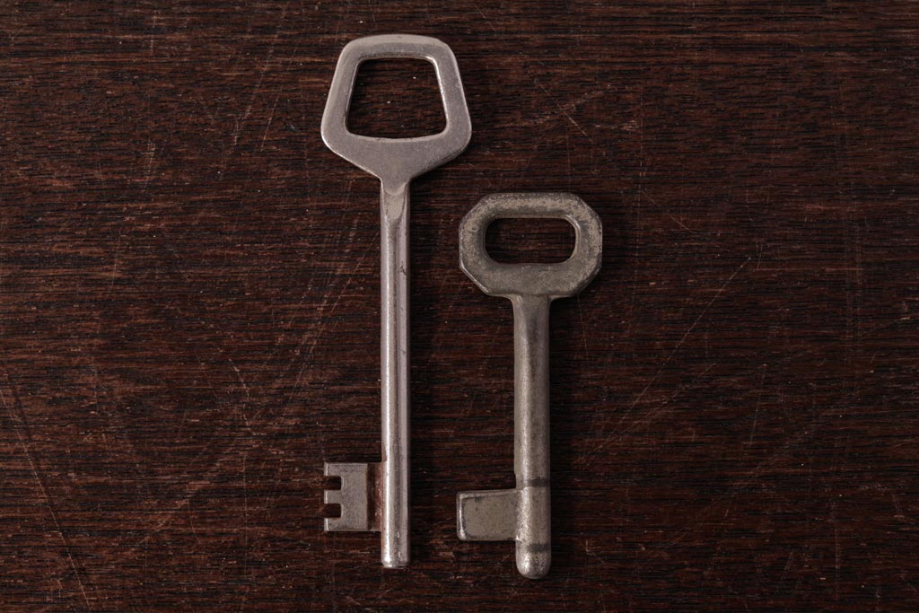 アンティーク雑貨　フランスアンティーク　角ばったデザインが素敵なキー2本セット(鍵、カギ)