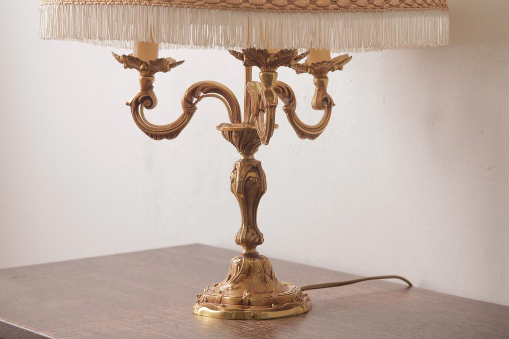フランスビンテージ　3灯　真鍮製　エレガントな佇まいが素敵なテーブルランプ(卓上ランプ、スタンドライト)