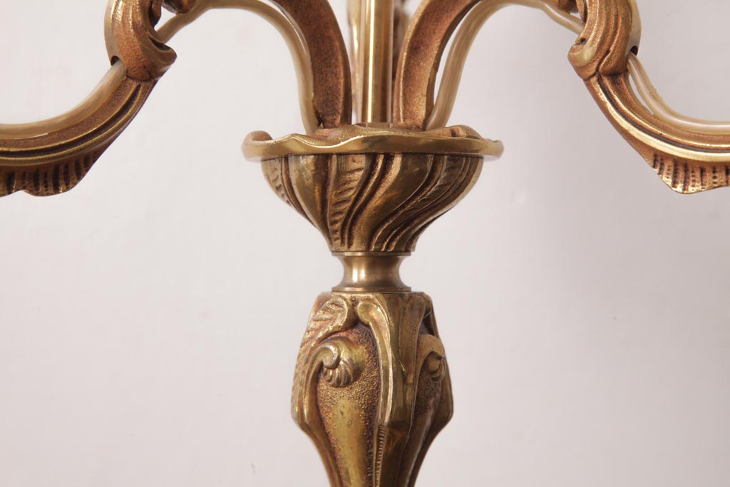 フランスビンテージ　3灯　真鍮製　エレガントな佇まいが素敵なテーブルランプ(卓上ランプ、スタンドライト)