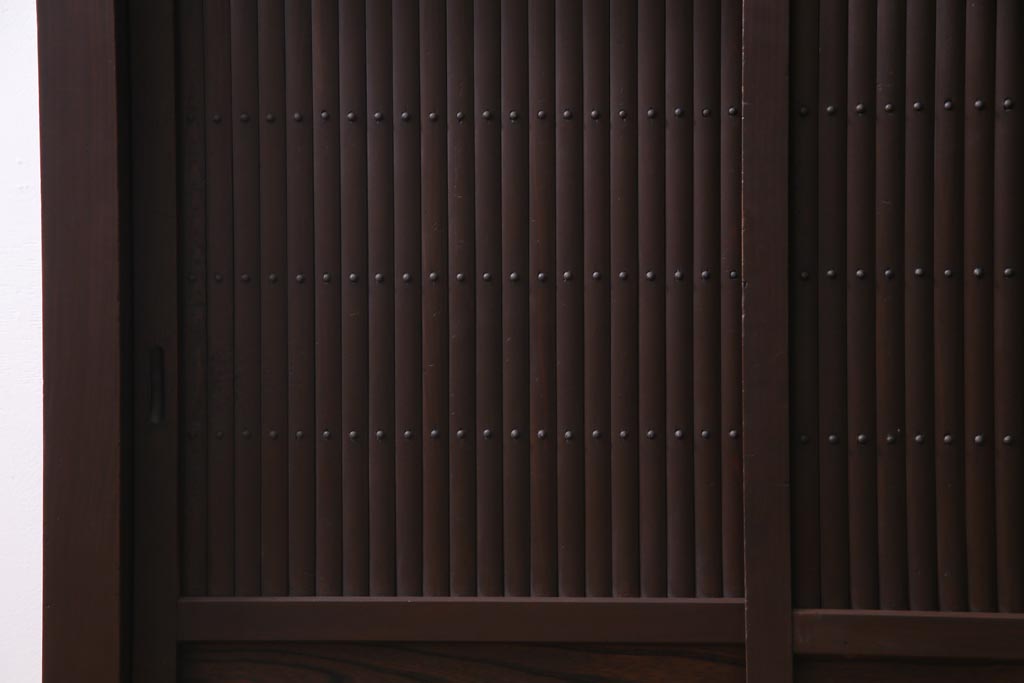 アンティーク家具　和製アンティーク　四尺　和モダンな雰囲気の丸桟引き戸の近江水屋箪笥(時代箪笥)