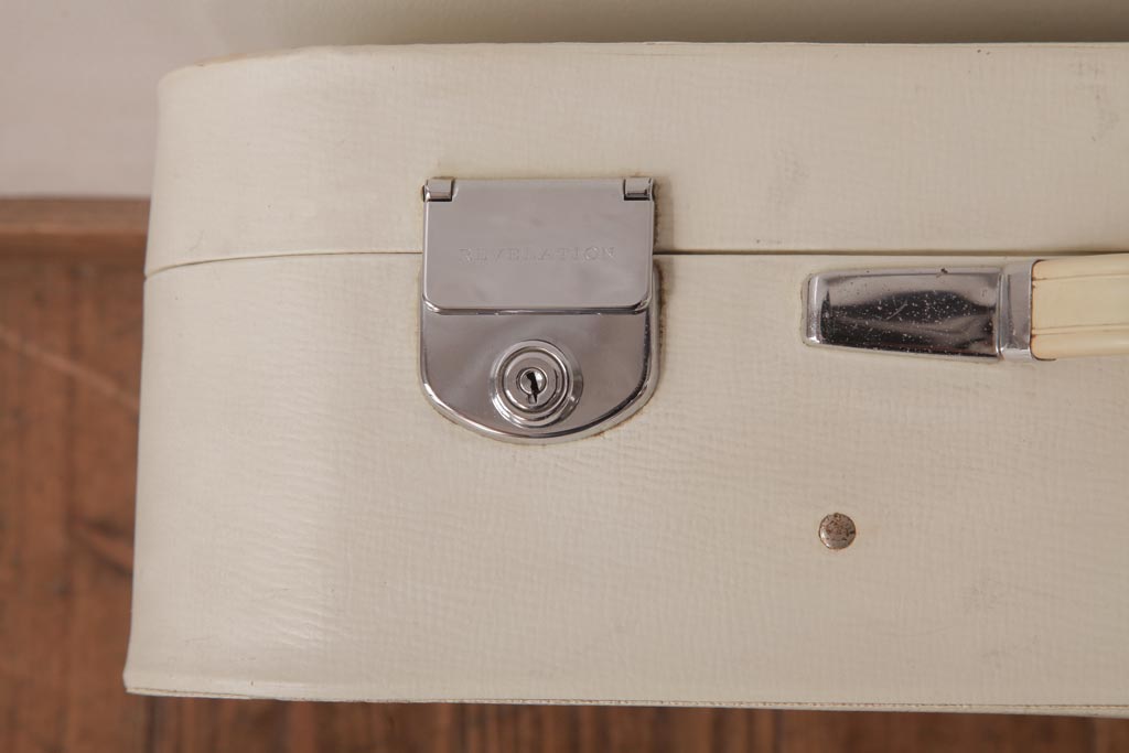 アンティーク雑貨　イギリスビンテージ　REVELATION社　収納とディスプレイが楽しめるホワイトカラーのトランク(鞄)