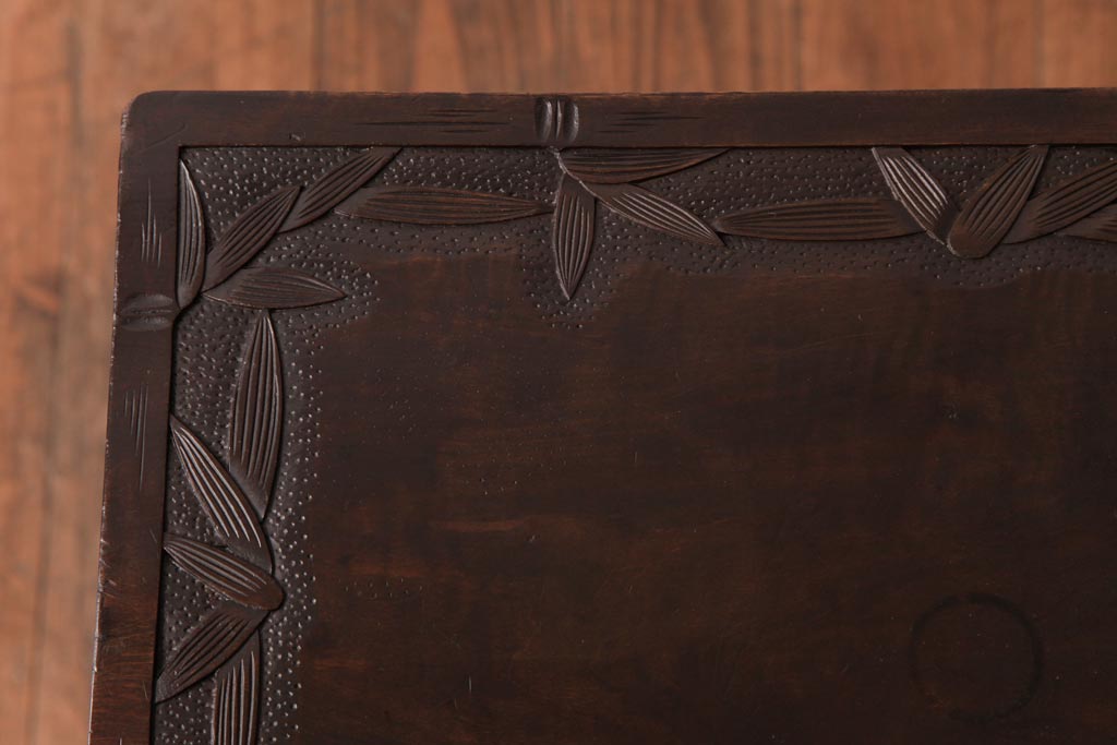 中古　伝統工芸　軽井沢彫り　竹の模様が風情溢れるマガジンラックテーブル(サイドテーブル)