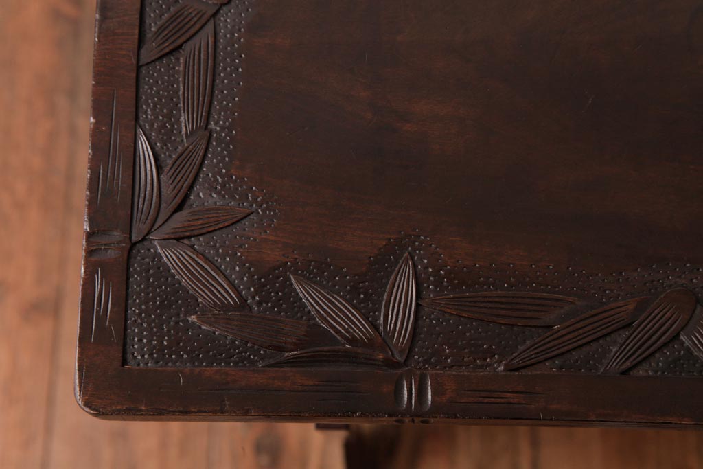 中古　伝統工芸　軽井沢彫り　竹の模様が風情溢れるマガジンラックテーブル(サイドテーブル)