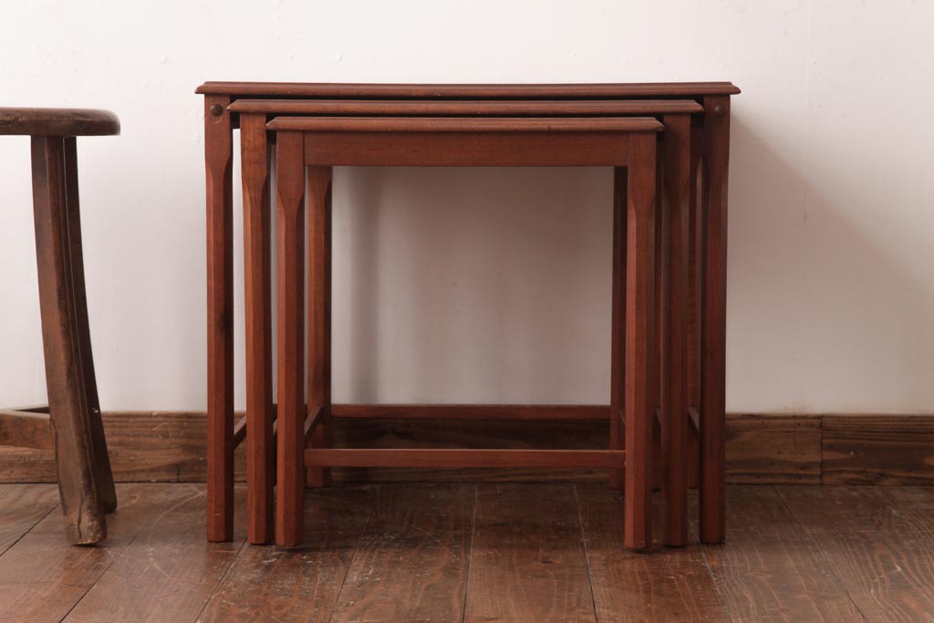ヴィンテージ家具　北欧ビンテージ　大胆なデザインが魅力的なタイルトップのネストテーブル(サイドテーブル、カフェテーブル)