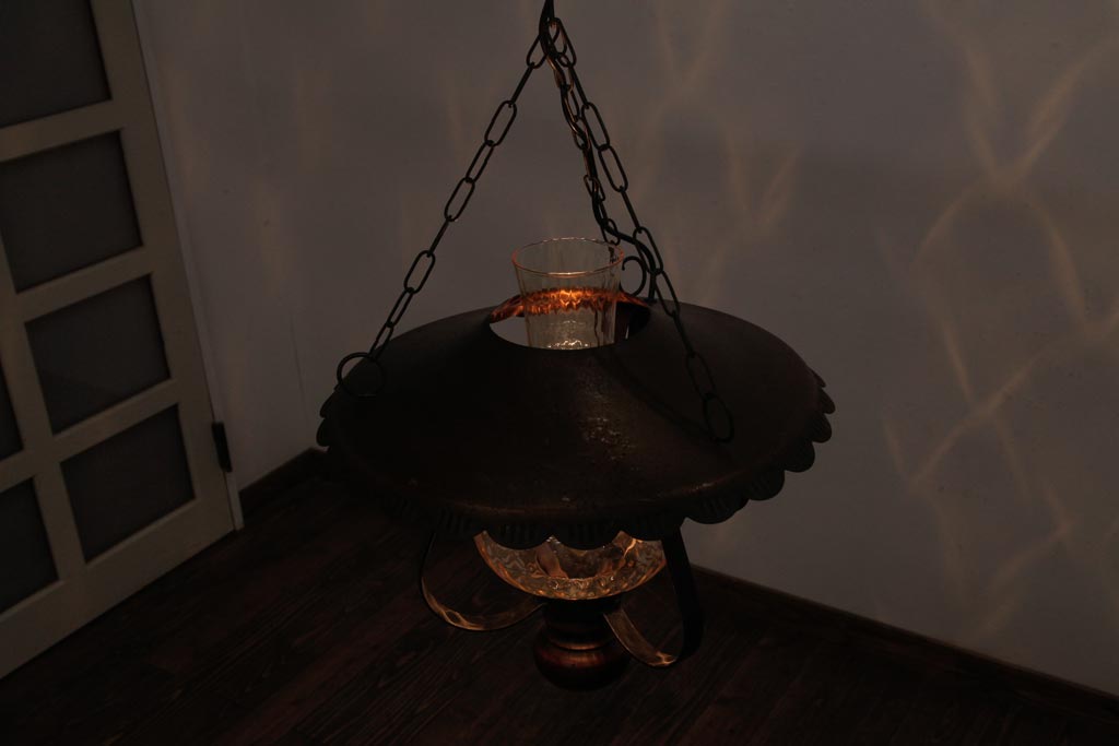 イギリスアンティーク　アイアン製　ガラスを通した光がおしゃれなハンギングランプ(吊り下げ照明)(1)