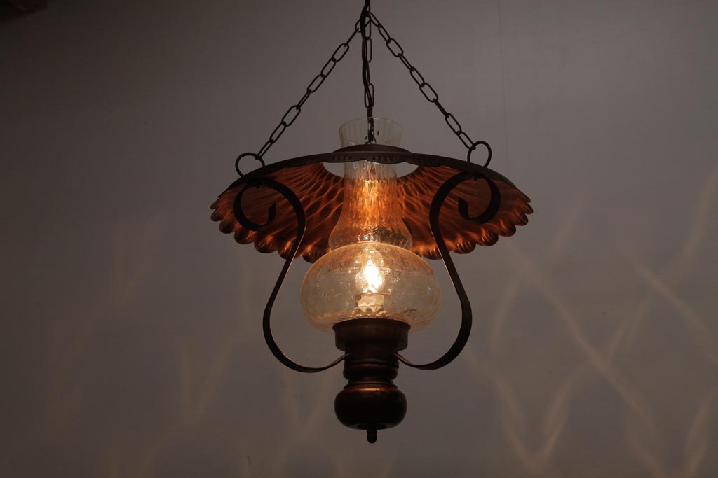 イギリスアンティーク　アイアン製　ガラスを通した光がおしゃれなハンギングランプ(吊り下げ照明)(1)