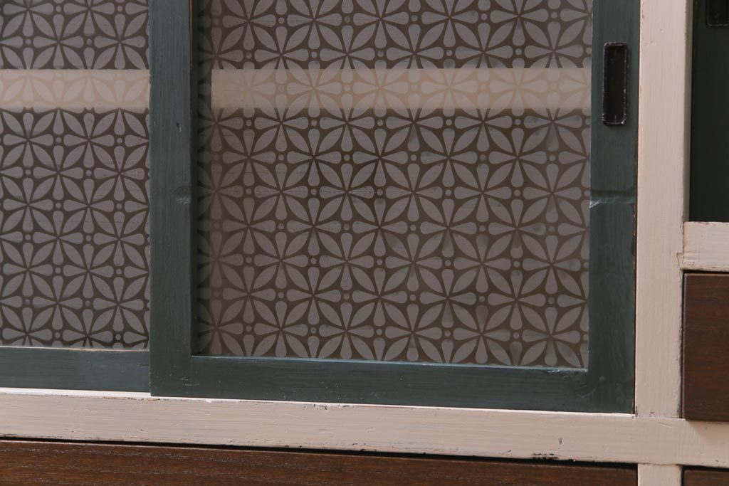アンティーク家具　リメイク　当店オリジナルガラス　天板・脚付き　ナチュラルカラーが魅力のペイントリビングボード(テレビ台、収納棚)