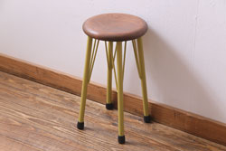 ラフジュ工房オリジナル　スモーキーイエロー　アイアンレッグのペイントが可愛らしい丸スツール(チェア、椅子)