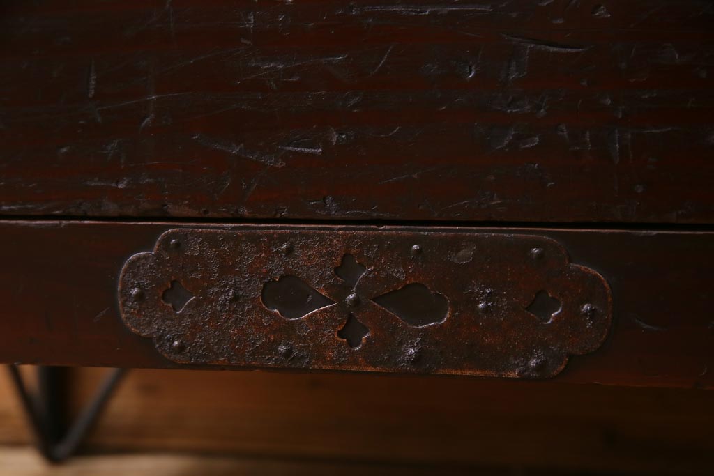 アンティーク家具　和製アンティーク　鉄脚付リメイク　赤みがかった色合いが風格を漂わせる箪笥リビングボード(ローボード、引き出し、アンティークチェスト)