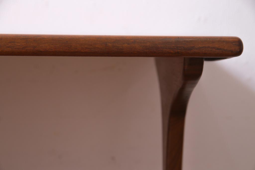 ヴィンテージ家具　イギリスビンテージ　北欧風　チーク材　カーブがおしゃれなネストテーブル(サイドテーブル、カフェテーブル)