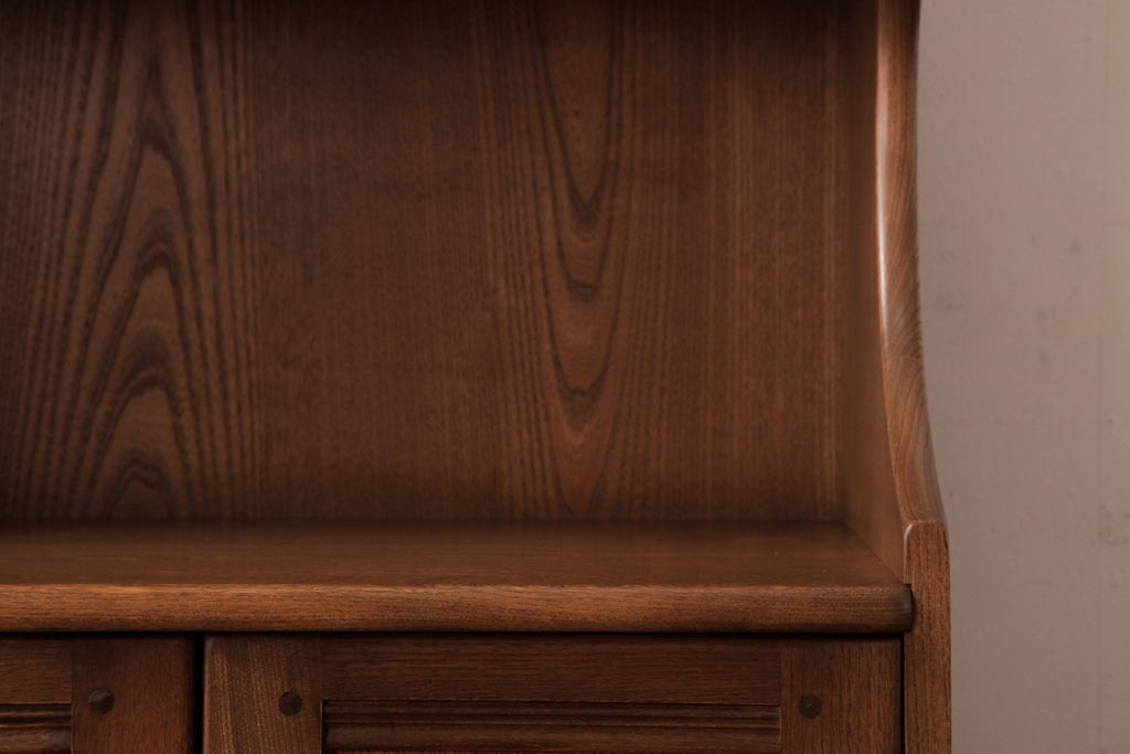 ヴィンテージ家具　イギリスビンテージ　ERCOL(アーコール)　オールドコロニアル　温もり溢れるカップボードブックケース(本棚、飾り棚)
