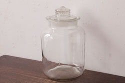 レトロ雑貨　昭和レトロ　蓋のエンボスが印象的な蓋付きガラスビン(ガラス瓶、硝子瓶)(R-036737)