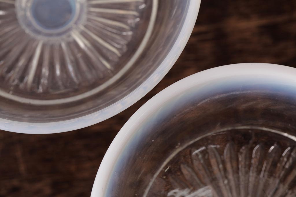 レトロ雑貨　昭和レトロ　コレクションにもぴったりなプレスガラスの乳白暈し氷コップ2個セット(プレスガラス)(R-036837)