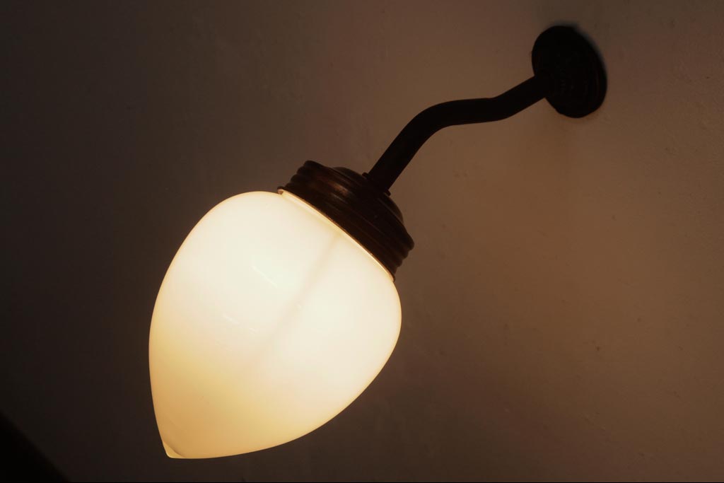 アンティーク照明　昭和初期　蕾のようなシルエットの壁付け照明(ウォールライト)(R-036978)