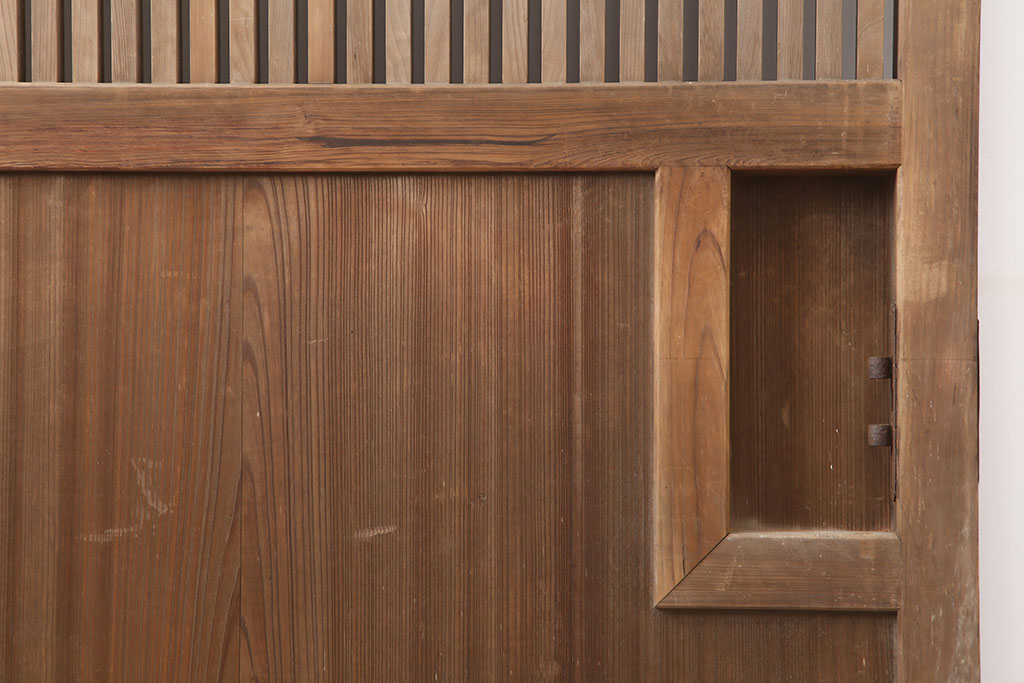 アンティーク建具　和製アンティーク　ヒノキ材　風格漂う格子蔵戸(玄関戸、引き戸)(R-037161)