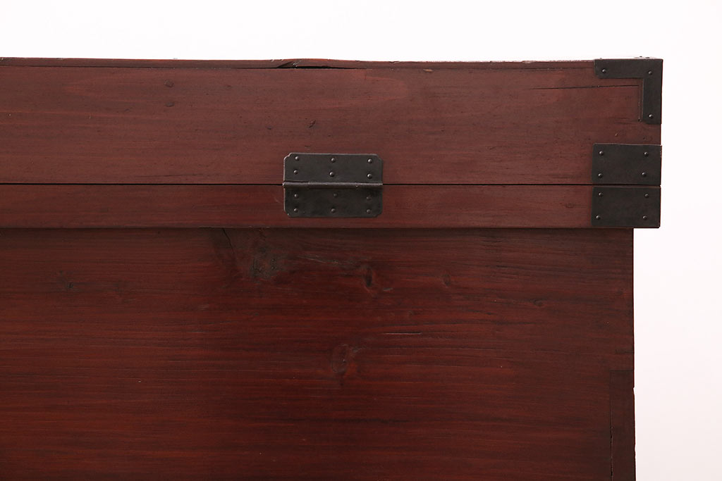 【セミオーダー家具実例】明治時代の古い長持に高品質リペアを施しました。蓋ステー、キャスターを取り付け、底板の補強加工をし、使いやすく強度も安心。現状の色味を活かした上質な雰囲気に仕上げました。(木箱、収納箱)