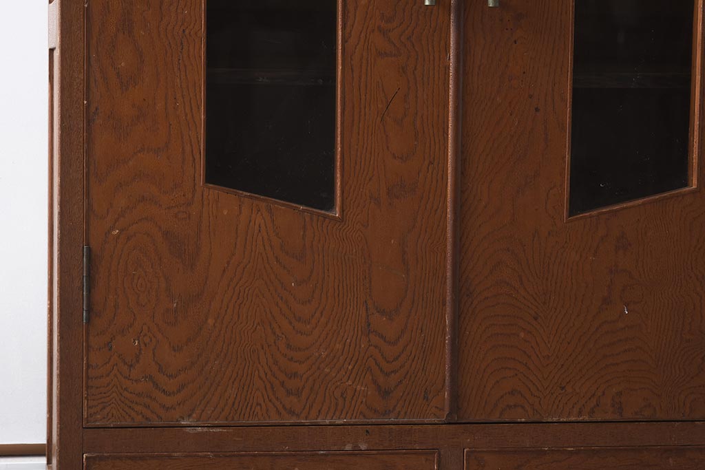 レトロ家具　昭和レトロ　扉のデザインがユニークな脚付き本箱(ブックケース、収納棚、戸棚)(R-037255)