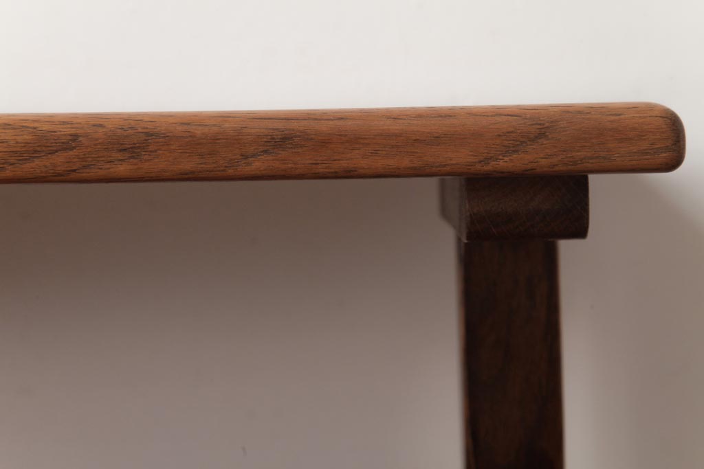 中古　海外輸入家具　マガジンラック付き　木の温もり溢れるオーク材製のサイドテーブル(R-037345)