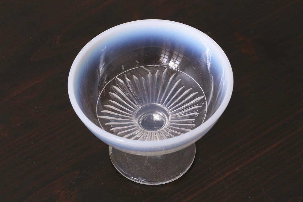 レトロ雑貨　昭和レトロ　乳白縁　碗形　コレクションにもおすすめな氷コップ(プレスガラス)(R-037390)