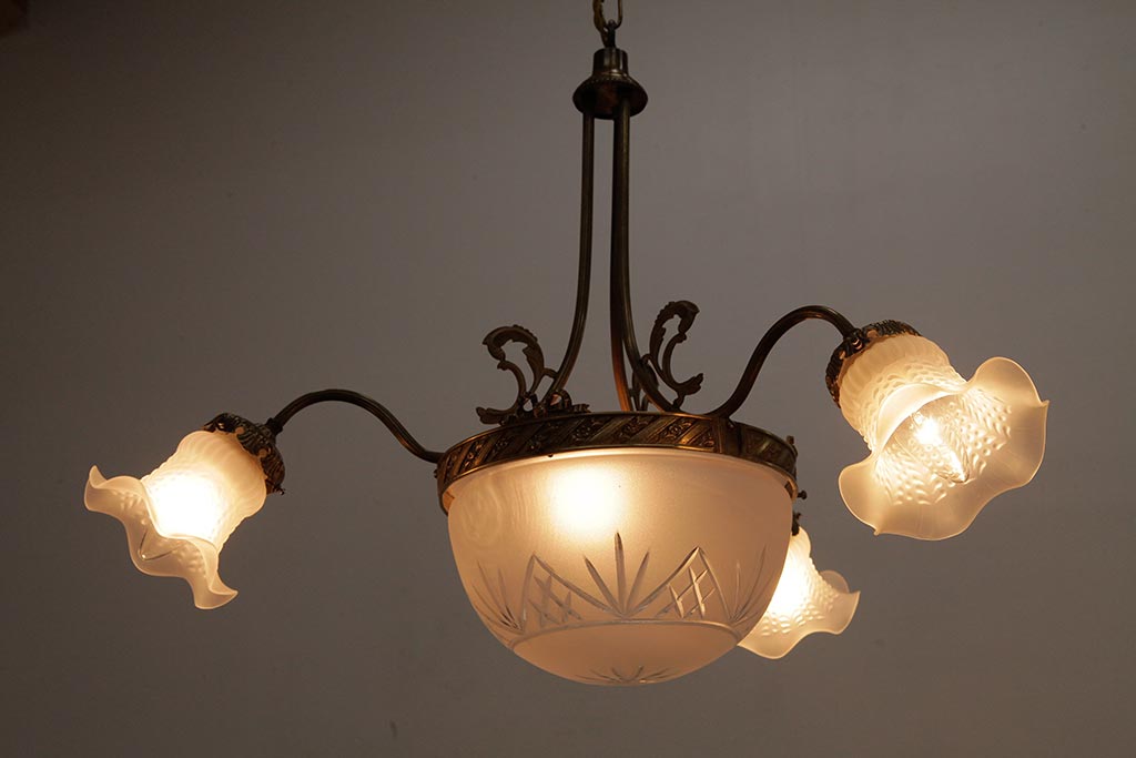 アンティーク照明　フランスヴィンテージ　凝ったデザインの高級感漂うシャンデリア(4灯、天井照明、吊り下げ照明、ビンテージ)(R-037585)