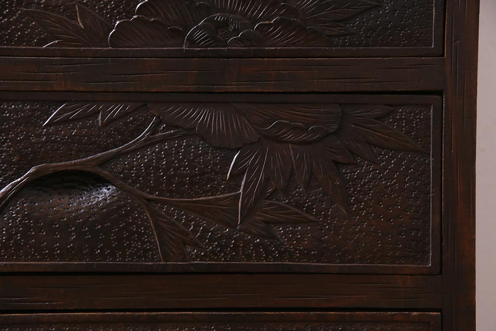 中古　ビンテージ家具　伝統工芸　軽井沢彫り　牡丹の図　上品な和の雰囲気漂う小振りなチェスト(引き出し)(R-037609)
