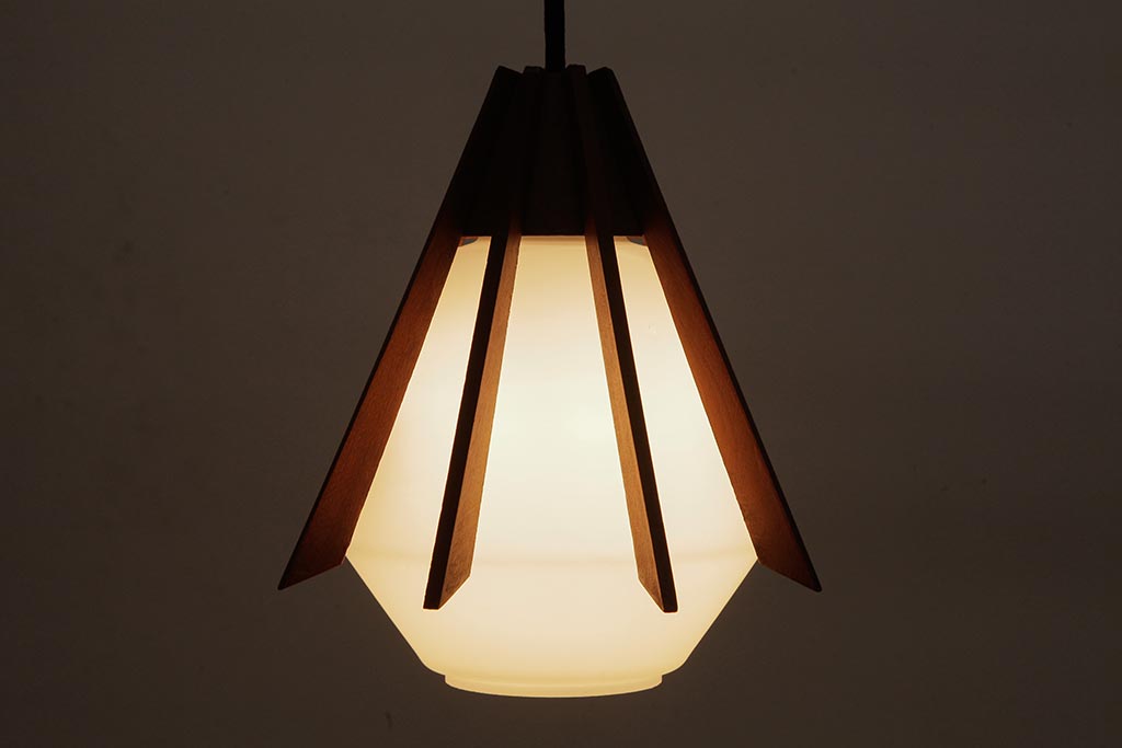 ビンテージ照明　モダンなデザインがおしゃれな木製のペンダントライト(吊り下げ照明)(R-037760)
