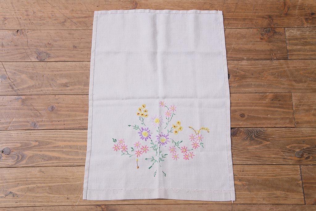 ビンテージ雑貨　イギリスヴィンテージ　花の刺繍がかわいらしいリネンクロス(タペストリー、布)(R-037773)