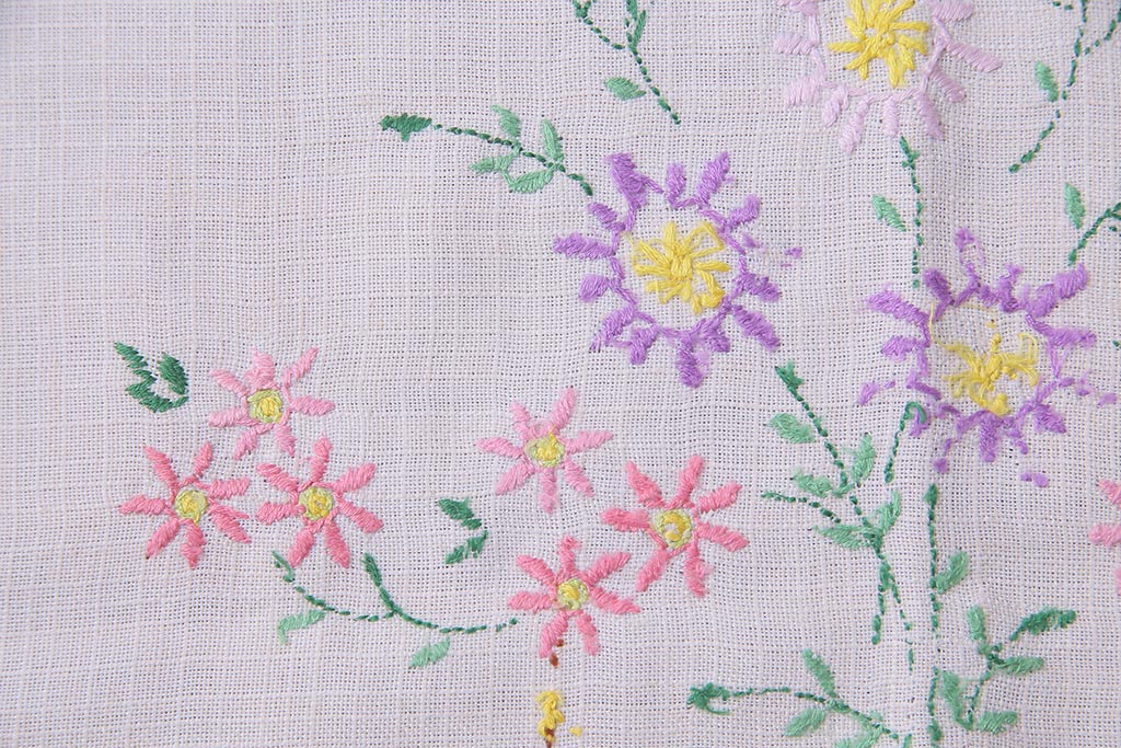 ビンテージ雑貨　イギリスヴィンテージ　花の刺繍がかわいらしいリネンクロス(タペストリー、布)(R-037773)