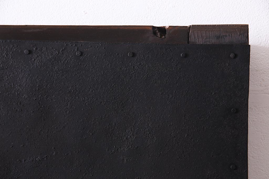 アンティーク建具　明治大正期　新潟産　前面鉄板　特大金具が存在感を放つ蔵戸(鉄扉、引き戸、玄関戸)(R-037805)