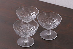 レトロ雑貨　昭和レトロ　乳白縁　碗形　コレクションにもおすすめな氷コップ(プレスガラス)(R-037390)