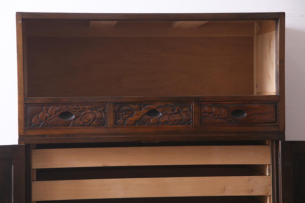 中古　伝統工芸　軽井沢彫り　衣装盆付き　松の図柄が凛々しいチェスト(和タンス、衣装箪笥)(R-037856)