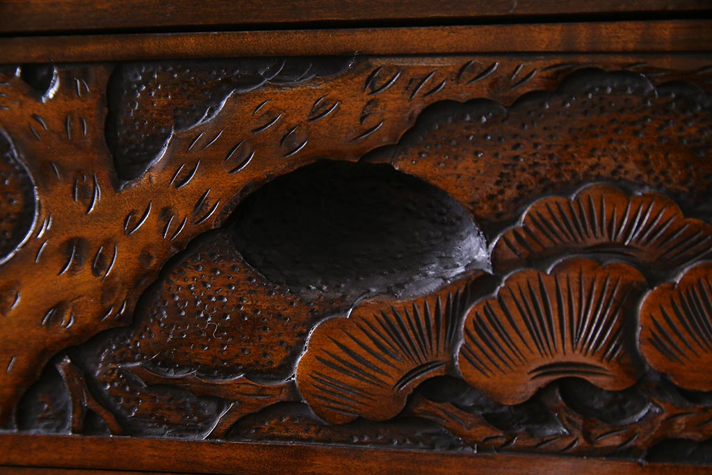 中古　伝統工芸　軽井沢彫り　衣装盆付き　松の図柄が凛々しいチェスト(和タンス、衣装箪笥)(R-037856)