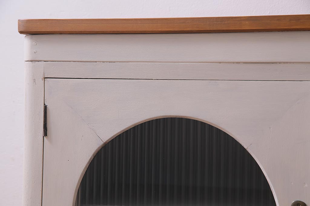 アンティーク家具　リメイク　ダイヤガラス・モールガラス　丸窓　アンティークペイントがおしゃれな鉄脚付きテレビ台(収納棚、キャビネット、リビングボード)(R-037869)