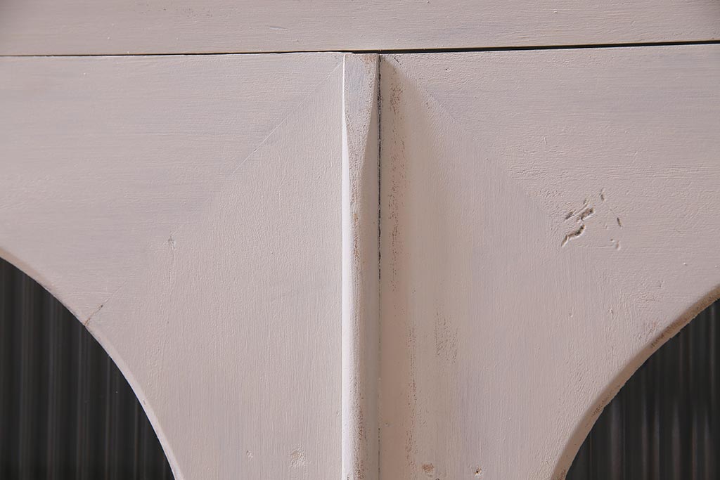アンティーク家具　リメイク　ダイヤガラス・モールガラス　丸窓　アンティークペイントがおしゃれな鉄脚付きテレビ台(収納棚、キャビネット、リビングボード)(R-037869)